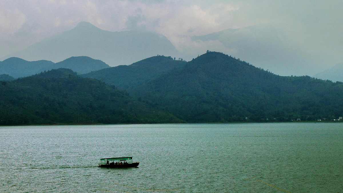 Đi thuyền trên hồ Núi Cốc